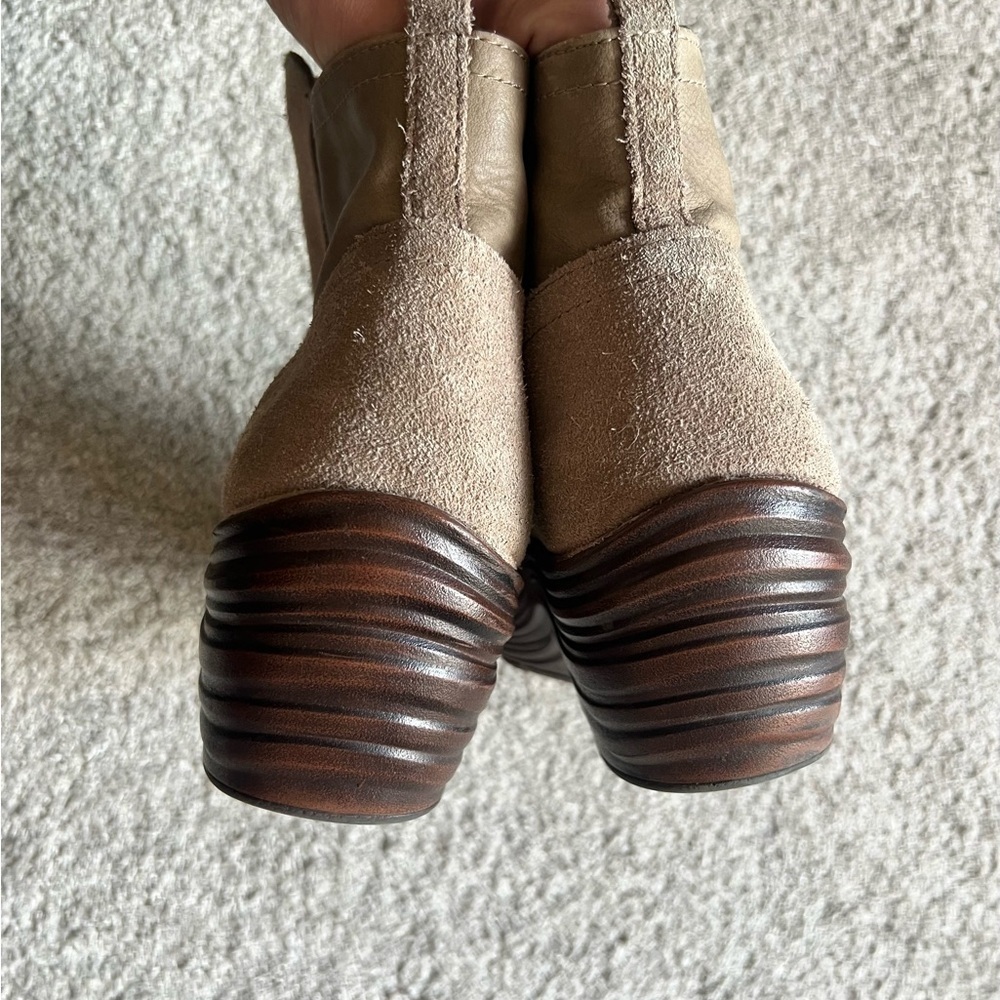 Bionica Gilford Boots Women's Size 10 Tan Suede Leather Ankle Wedge Booties Zip - Picture 3 of 6
